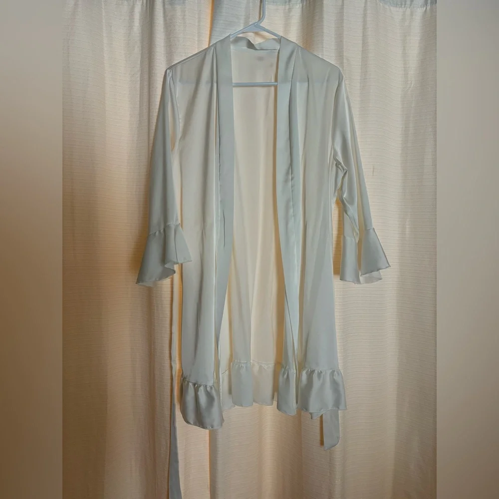 White Silky Robe 👰♀️ - Picture 2 of 8